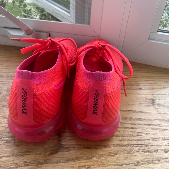 Nike Air VaporMax FlyKnit 2017 Hyper Punch Pink Blast Size 8.5 - Picture 4 of 7